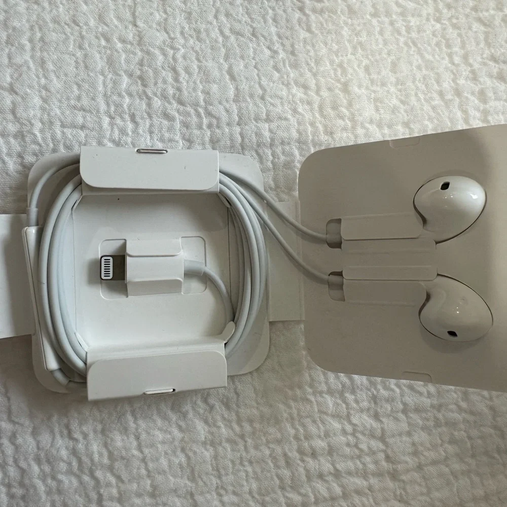 Apple White Wired EarPods with Lightning Connector